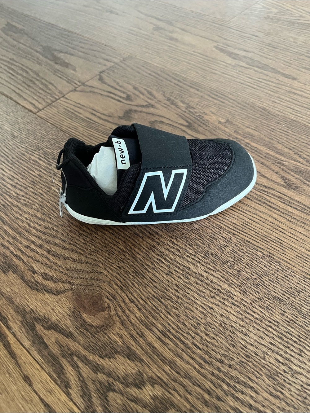 New Balance NEW-B Kids and Toddler Black Velcro Sneaker size 8.5 W